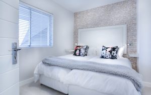 Cum să îți decorezi dormitorul cu elemente care îți reflectă personalitatea și pasiunile