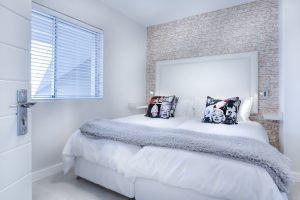 Cum să îți decorezi dormitorul cu elemente care îți reflectă personalitatea și pasiunile